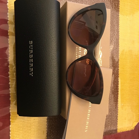Burberry Cat eye sunglasses - Picture 2 of 4